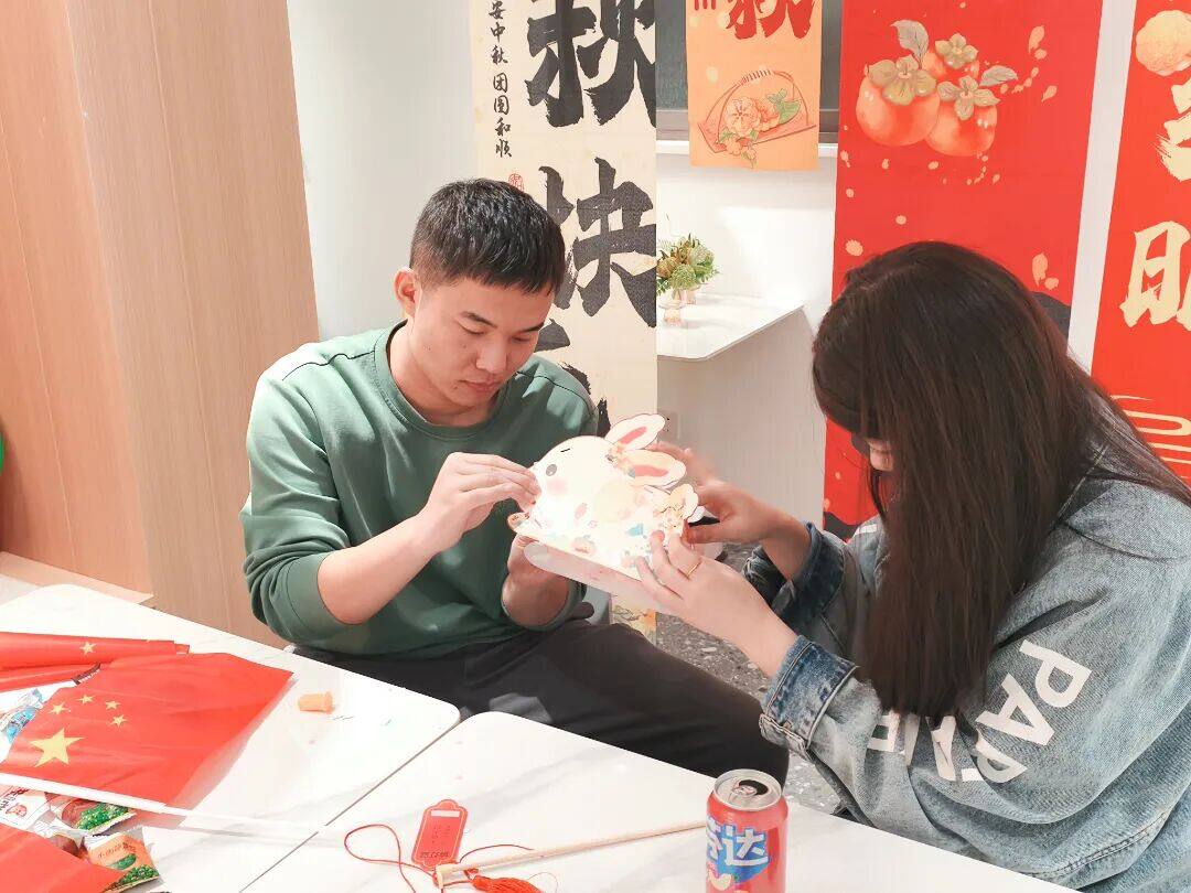 暖心服务 | 产投集团公租房运营公司邀青年人才共庆国庆、中秋佳节 1.jpg