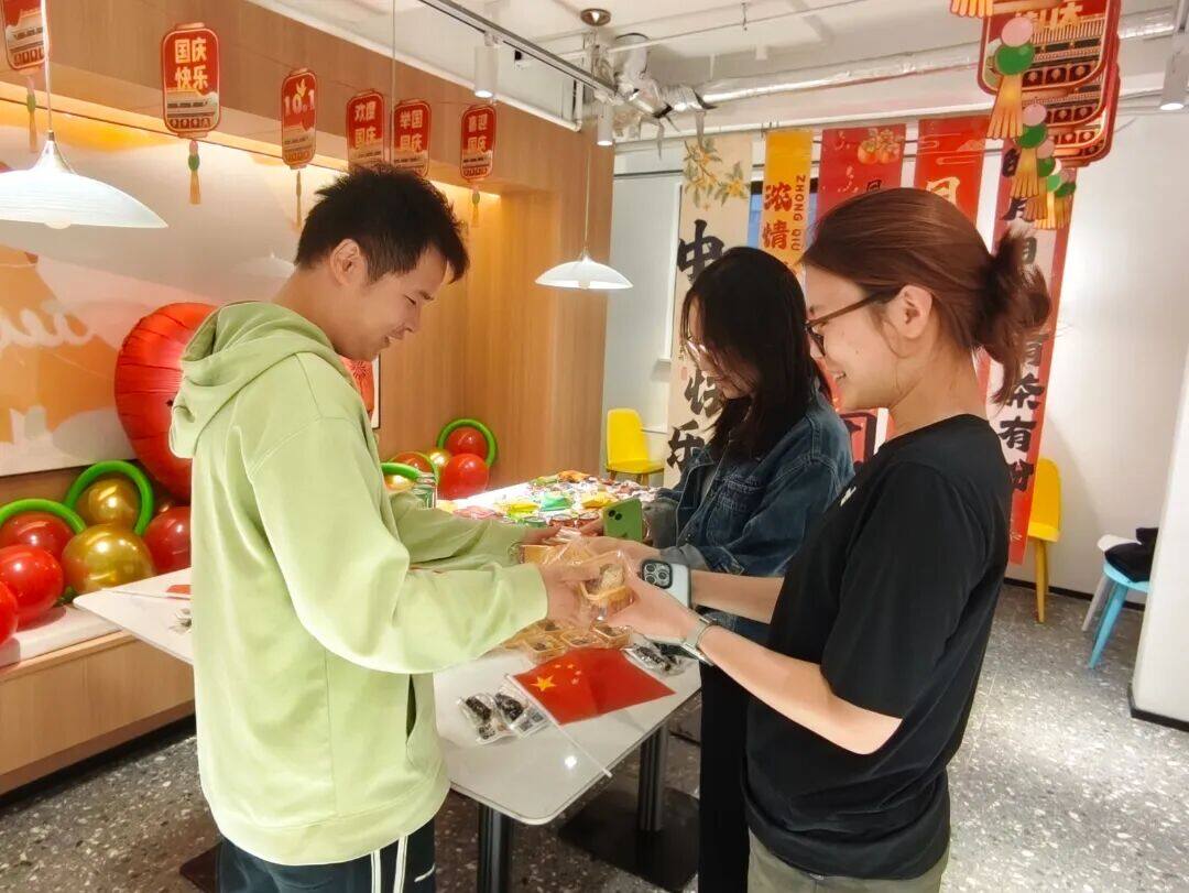 暖心服务 | 产投集团公租房运营公司邀青年人才共庆国庆、中秋佳节 6.jpg