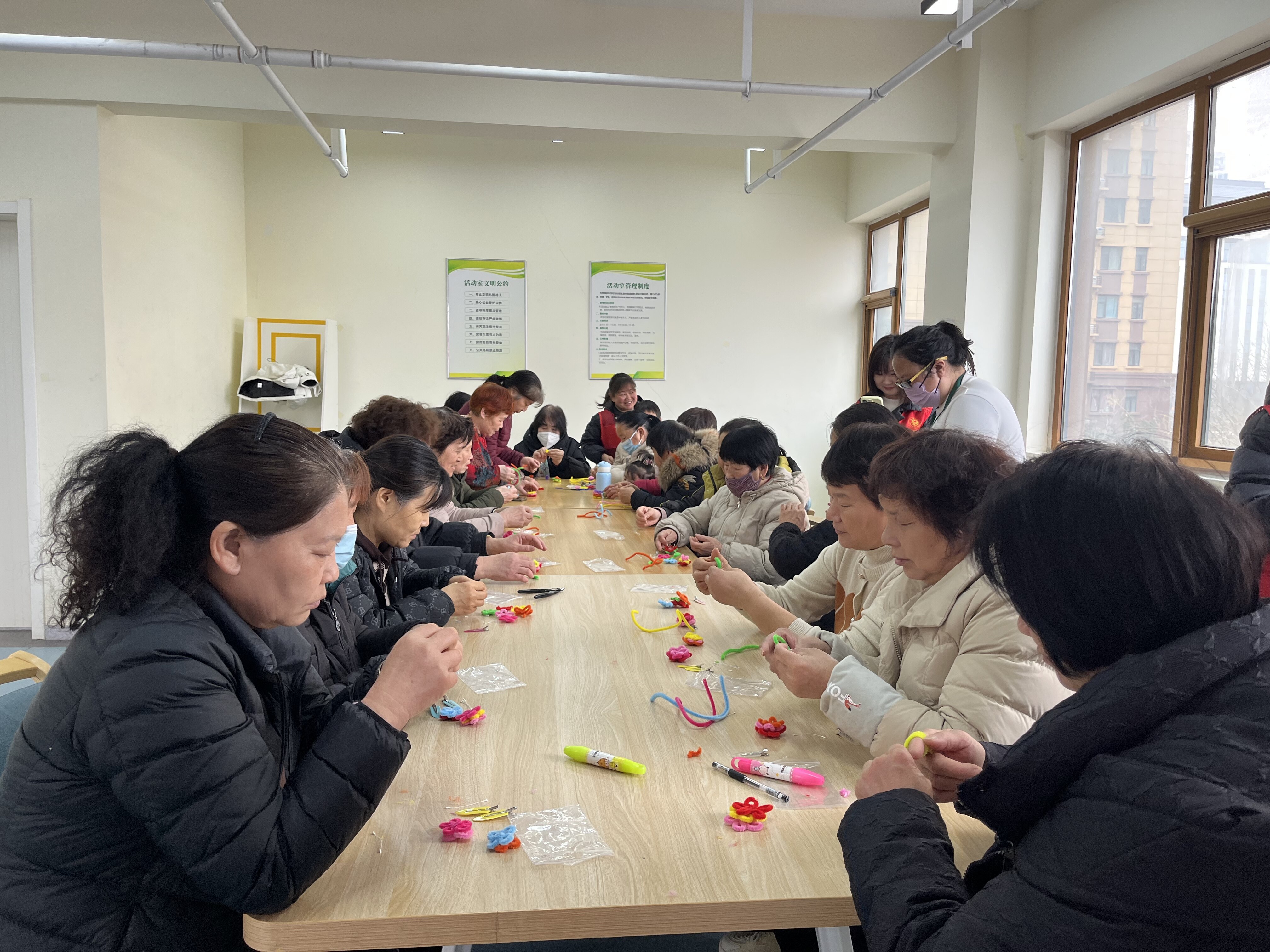 传承雷锋精神 情暖社区家园 | 产投集团高新城联合党支部组织开展“巧手生花 乐在指尖”主题党日活动