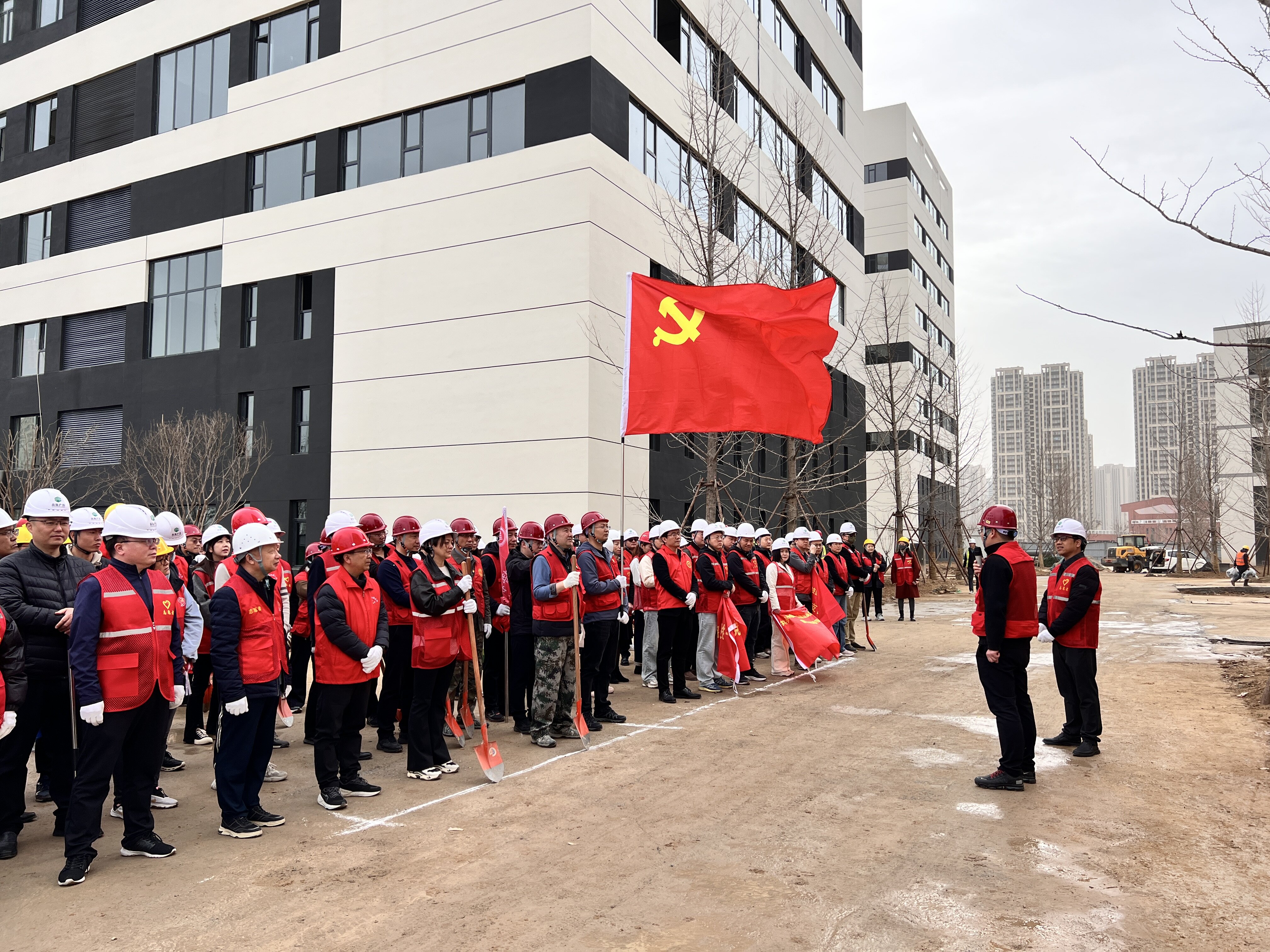 党建引领 绿动未来| 产投集团高新城联合党支部开展“绿满高新”植绿护绿主题党日活动
