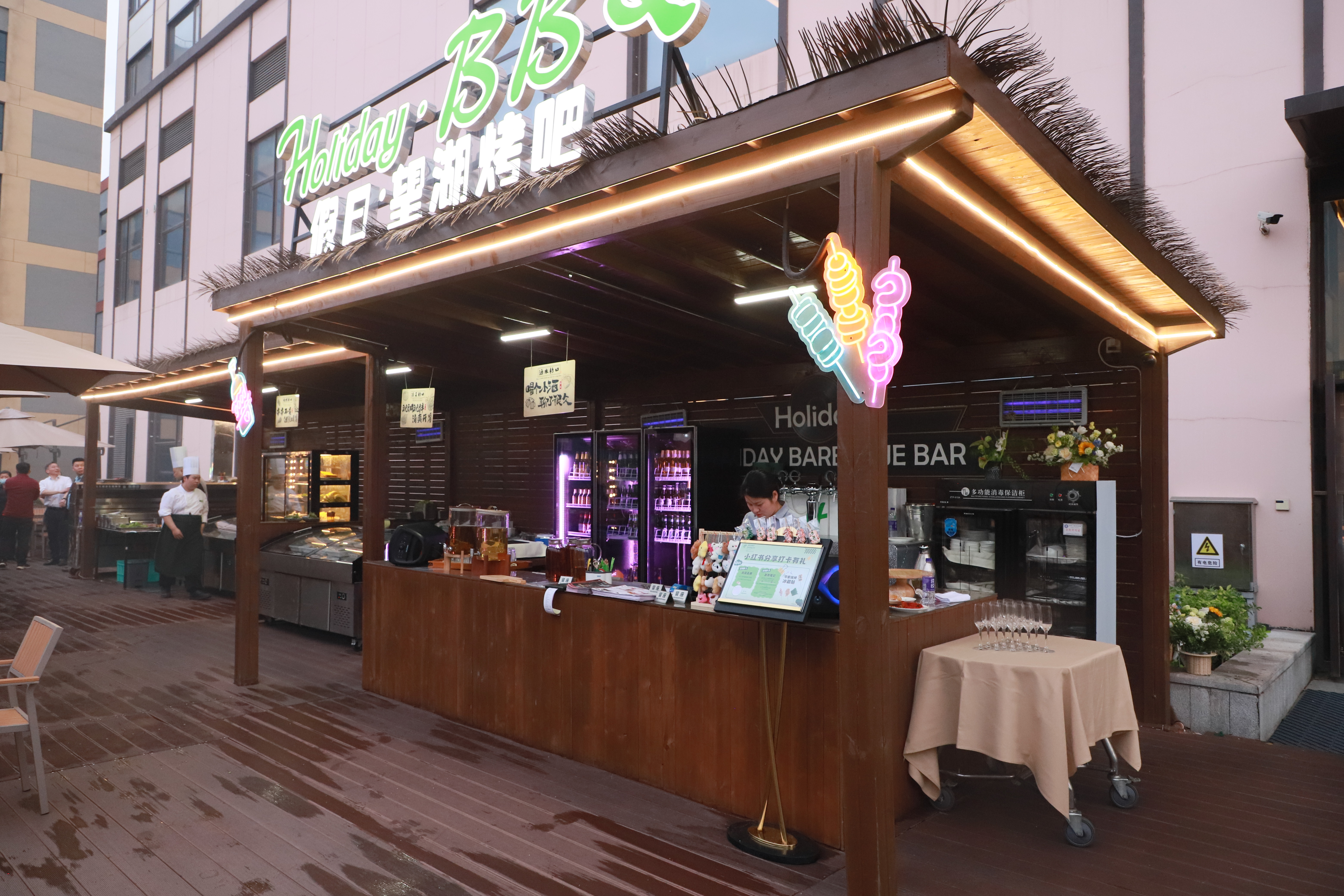 尽享湖畔烟火 | 产投集团高新假日酒店“望湖烤吧”盛大开业!