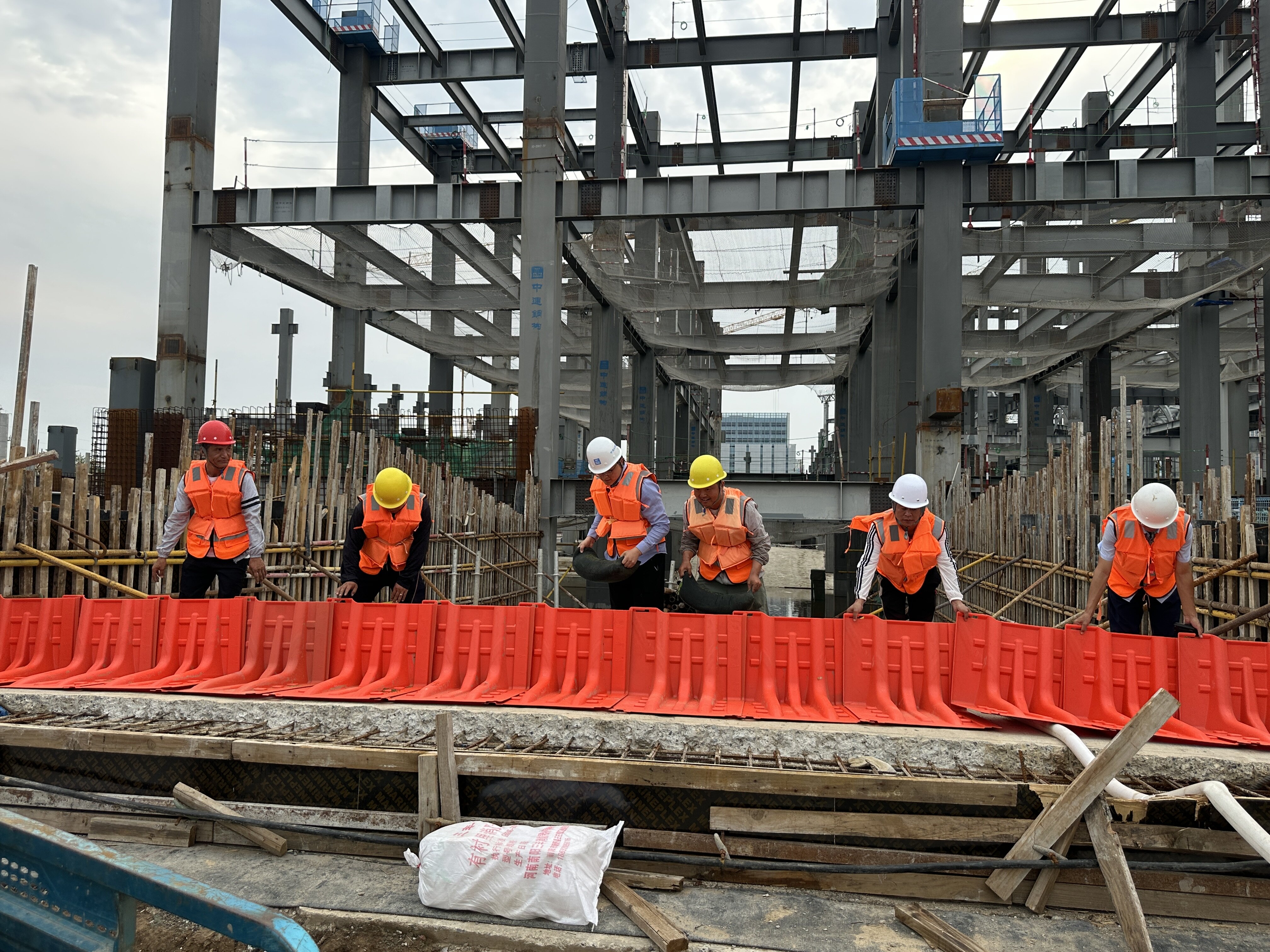 筑牢安全防线 | 产投集团高新城公司郑州高新城市文化综合中心项目开展防汛应急演练