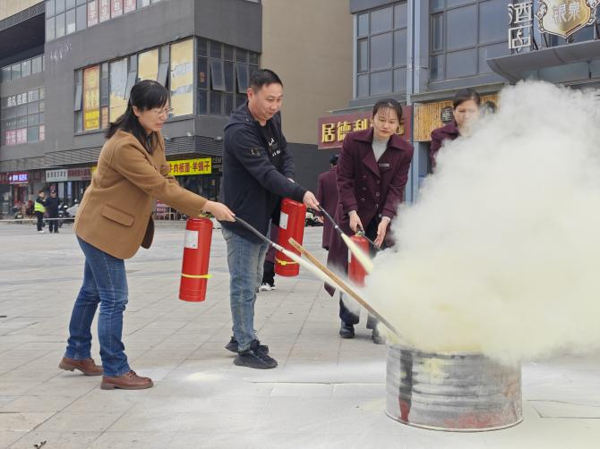 筑牢安全防线 | 产投集团公租房运营公司开展消防演练活动